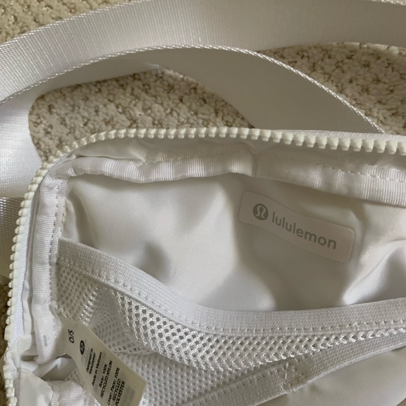 Lululemon Everywhere Belt bag WHITE - Picture 2 of 3